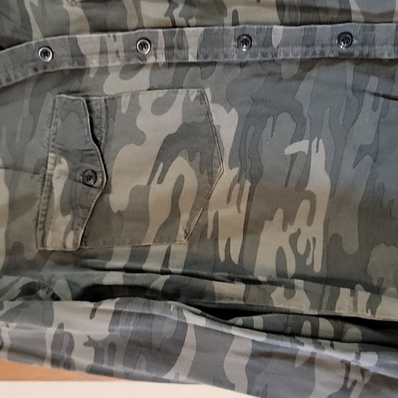 Camouflage Button-Up Shirt - Picture 3 of 6